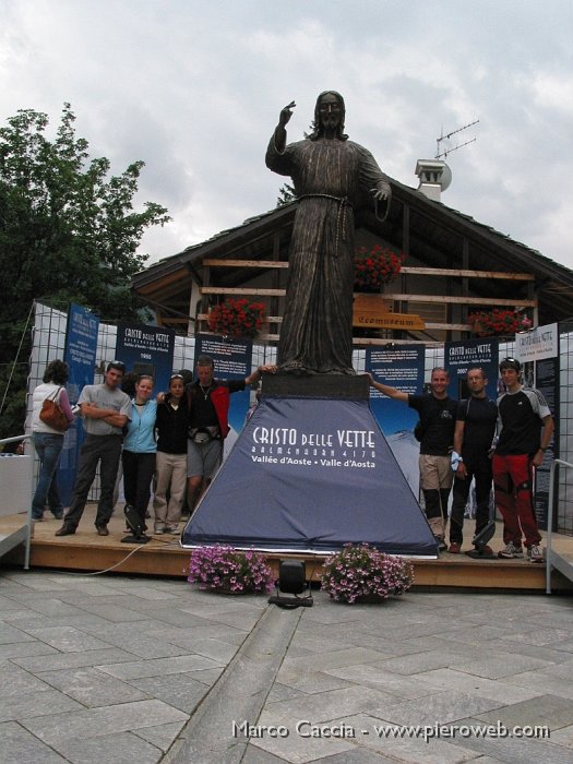 27_Con il Cristo delle Vette che sarà riportato al Balmenhorn il 31 agosto.JPG